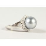 A SILVER AND GREY PEARL RING.