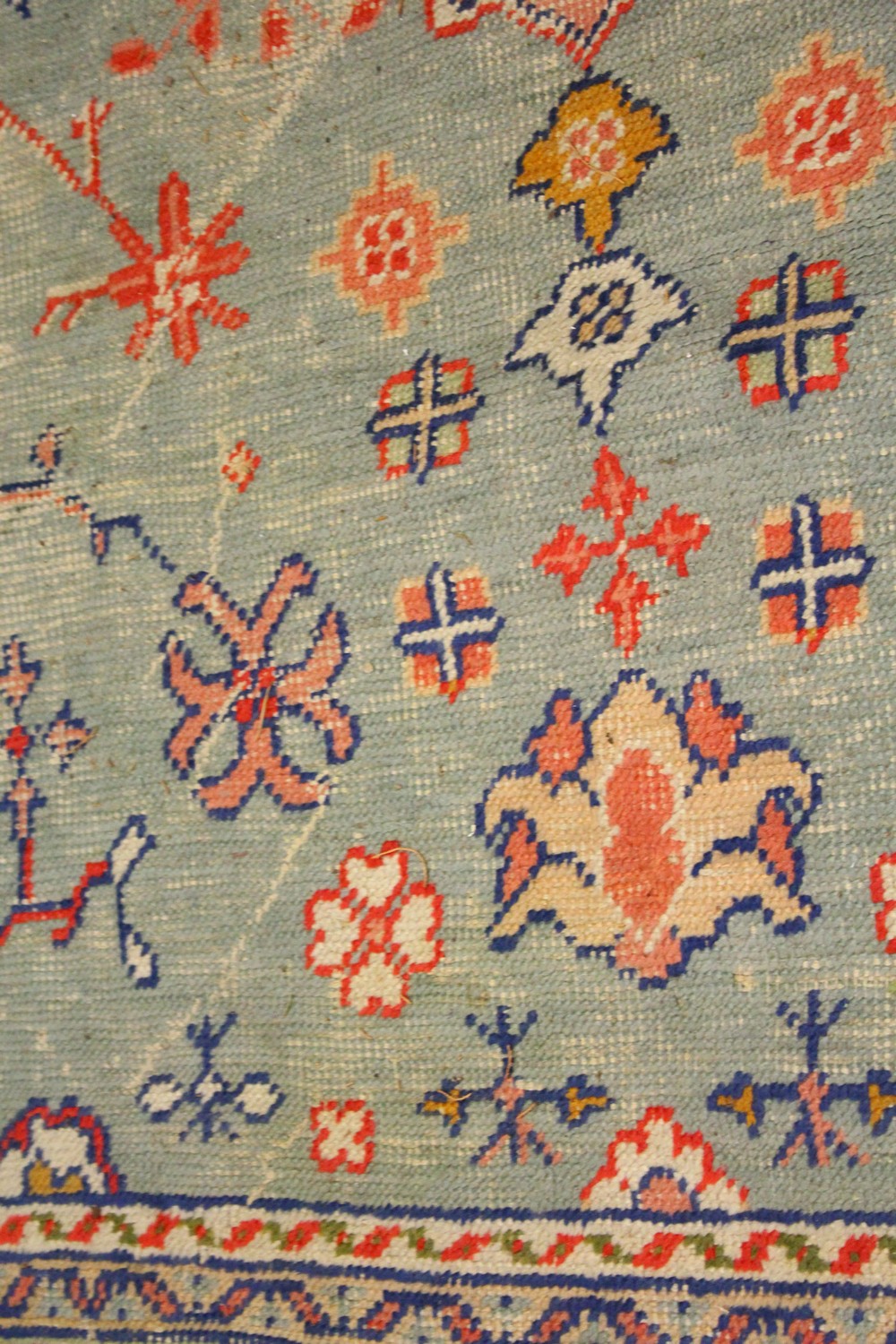 A LARGE HERIZ CARPET, pale blue ground, salmon pink central motif in a confirming border (worn). 4. - Image 7 of 10