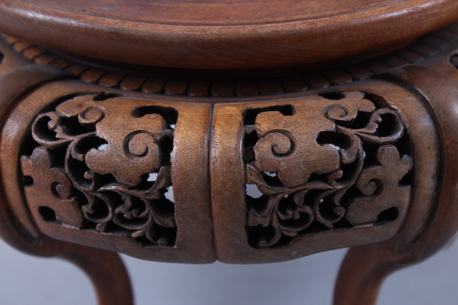 A GOOD 19TH CENTURY CHINESE HARDWOOD STAND, carved and pierced with floral aprons, 15.5cm high x - Image 2 of 3