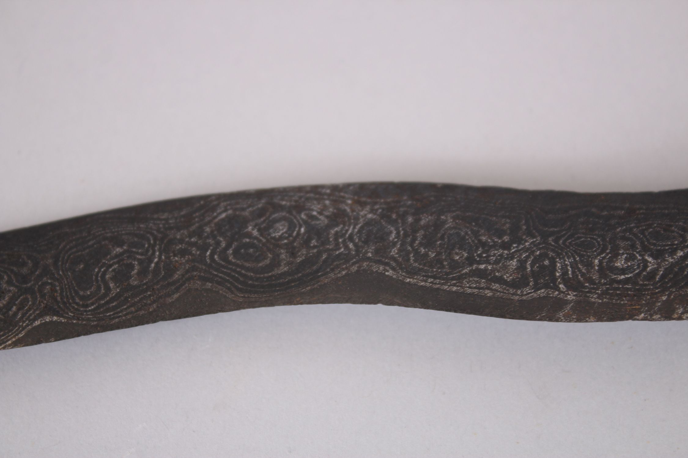 AN INDONISIAN KRIS with wooden sheath, 67cm long. - Image 5 of 6