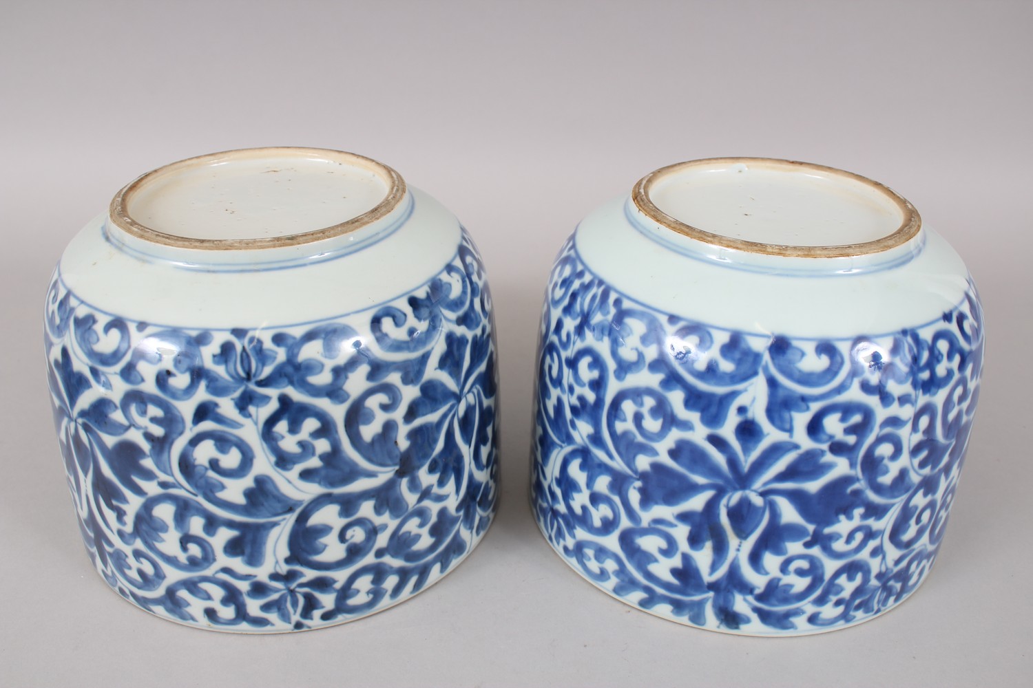 A GOOD PAIR OF QIANLONG CHINESE BLUE AND WHITE PORCELAIN BOWLS & COVERS, the decoration of formal - Image 3 of 3
