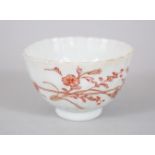 AN 18TH CENTURY CHINESE FAMILLE ROSE FLUTED PORCELAIN TEA BOWL / CUP, decorated with iron red floral