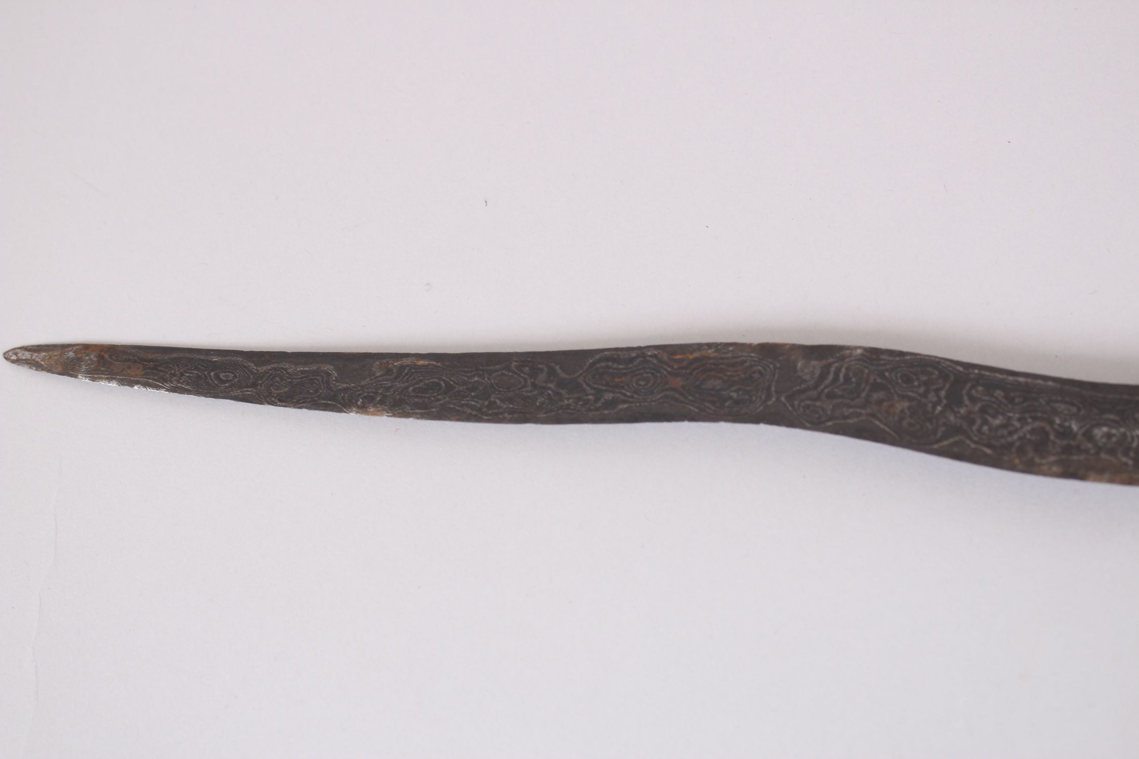 AN INDONISIAN KRIS with wooden sheath, 67cm long. - Image 2 of 6