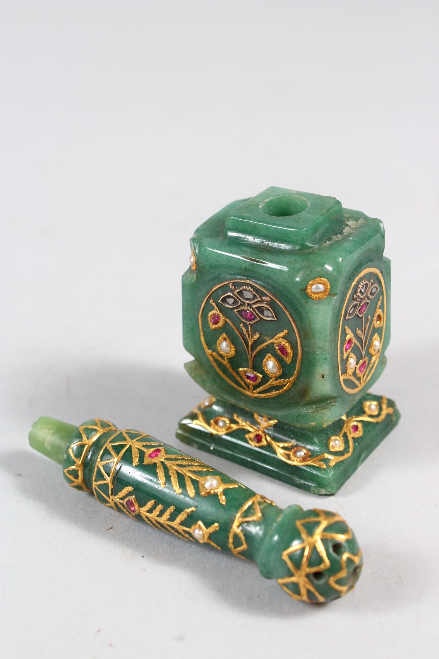 A SMALL LATE 19TH-EARLY 20TH CENTURY INDIAN JEWEL SET GOLD INLAID JADE PERFUME BOTTLE, 42cm high. - Image 4 of 6