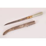 A SUPERB 18TH CENTURY OTTOMAN TURKISH DAGGER WITH JADE HANDLE, set with a ruby and gold inlaid