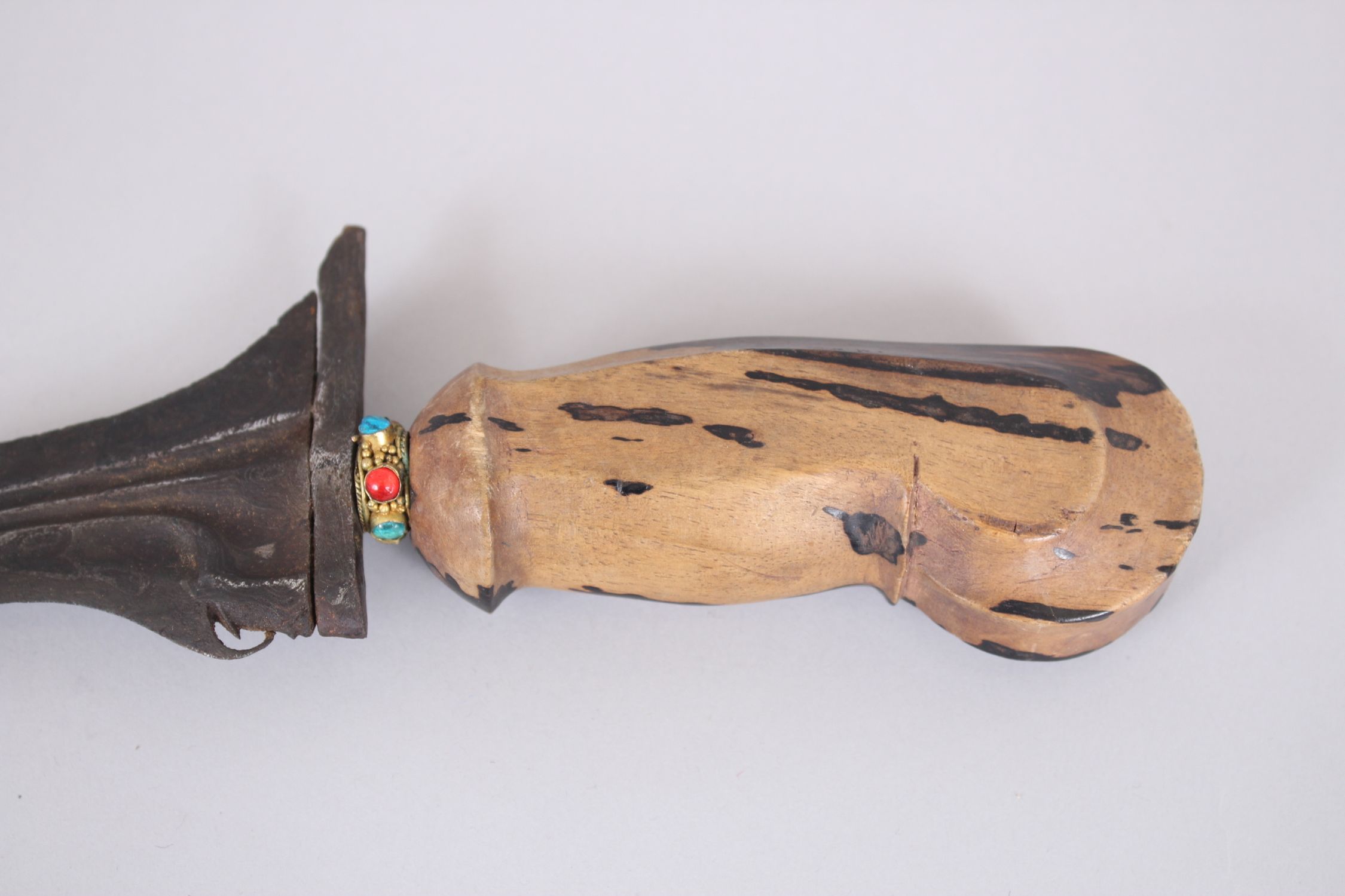 AN INDONISIAN KRIS with wooden sheath, 67cm long. - Image 4 of 6