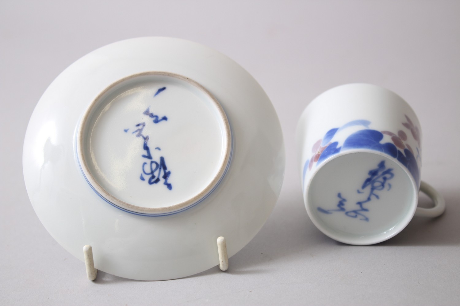 A GOOD 20TH CENTURY JAPANESE PORCELAIN TEA SET IN TOMOBAKO, the set missing one cup and saucer, - Image 4 of 5