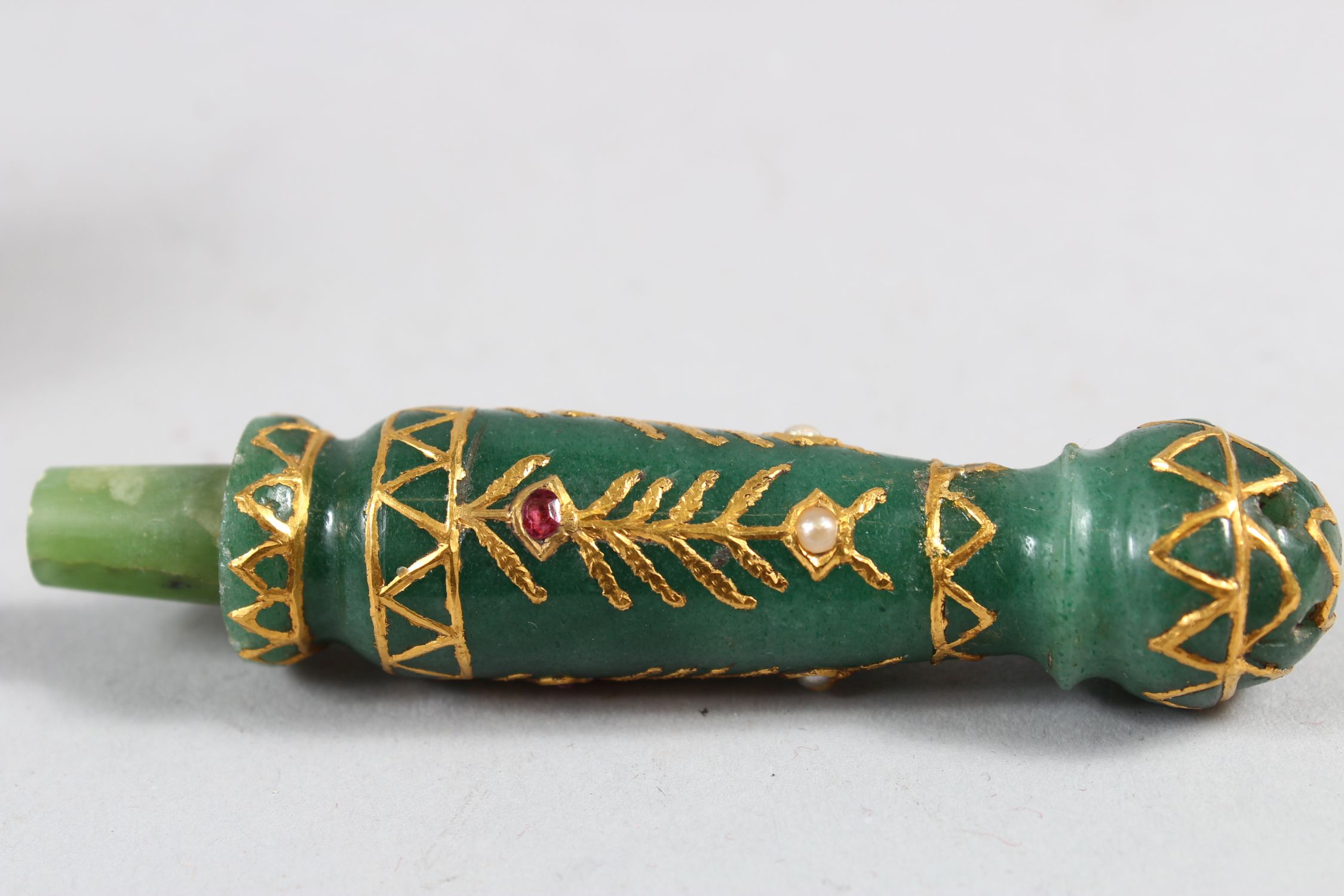 A SMALL LATE 19TH-EARLY 20TH CENTURY INDIAN JEWEL SET GOLD INLAID JADE PERFUME BOTTLE, 42cm high. - Image 6 of 6