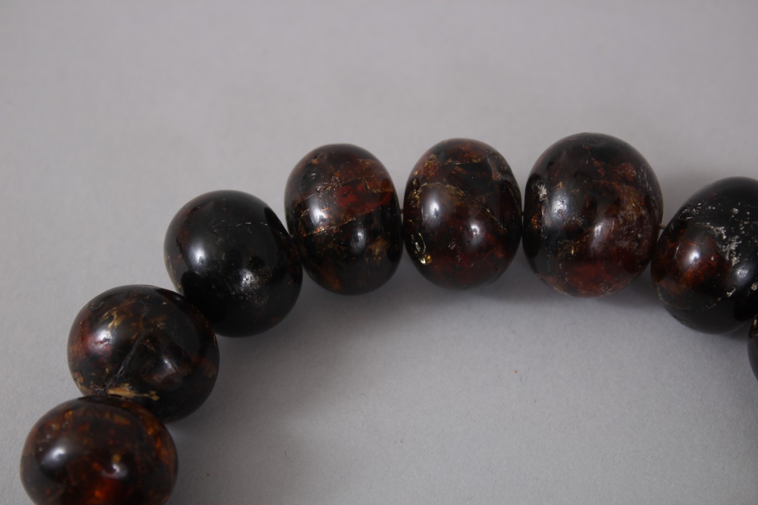 A GOOD CHINESE CHERRY AMBER BRACELET / NECKLACE, comprising of 21 spherical beads of assorted sizes, - Image 2 of 3