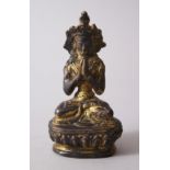 A SMALL 17TH / 18TH CENTURY TIBETAN OR NEPALESE GILT BRONZE BUDDHA / DEITY, sat in metitation with