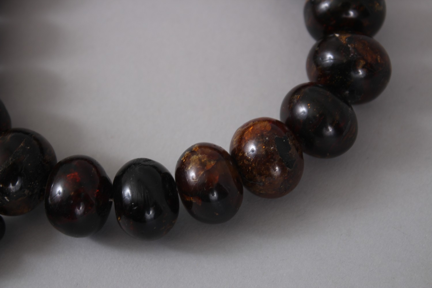 A GOOD CHINESE CHERRY AMBER BRACELET / NECKLACE, comprising of 21 spherical beads of assorted sizes, - Image 3 of 3