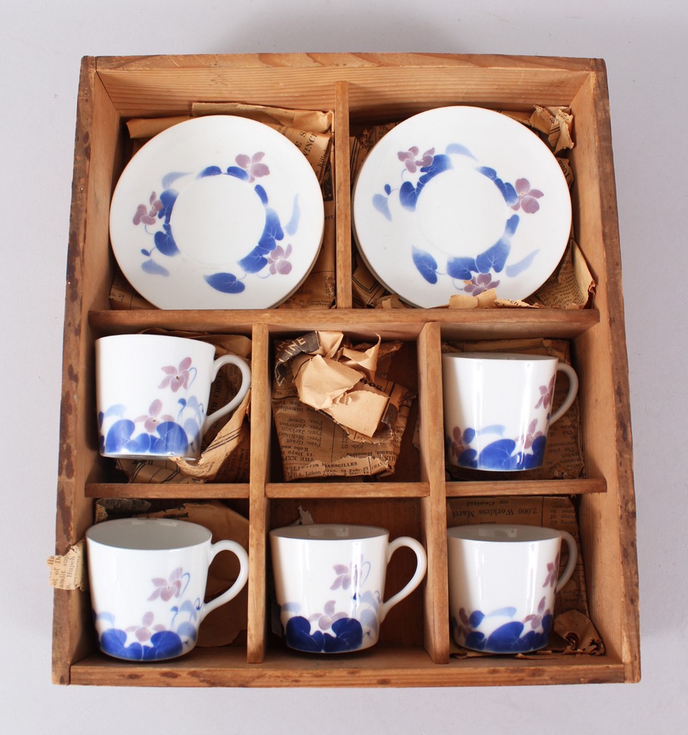 A GOOD 20TH CENTURY JAPANESE PORCELAIN TEA SET IN TOMOBAKO, the set missing one cup and saucer,