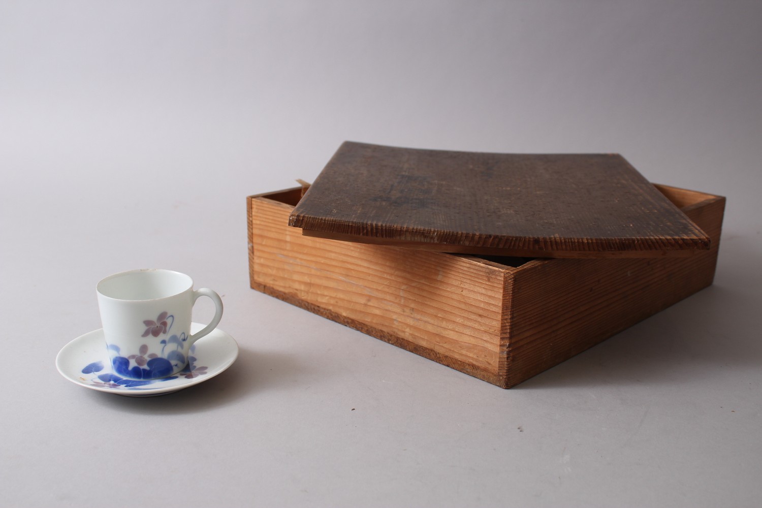 A GOOD 20TH CENTURY JAPANESE PORCELAIN TEA SET IN TOMOBAKO, the set missing one cup and saucer, - Image 2 of 5