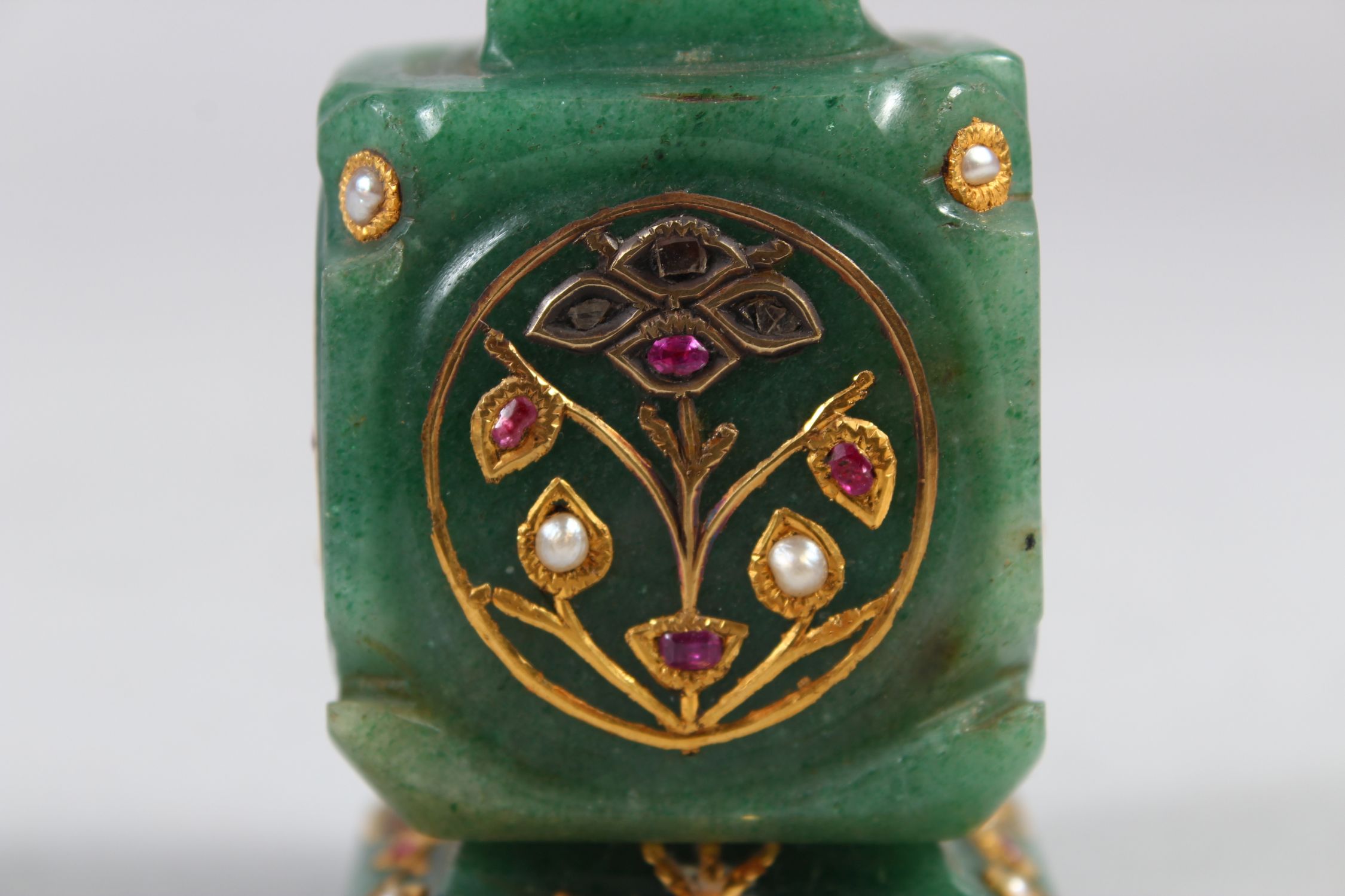 A SMALL LATE 19TH-EARLY 20TH CENTURY INDIAN JEWEL SET GOLD INLAID JADE PERFUME BOTTLE, 42cm high. - Image 5 of 6