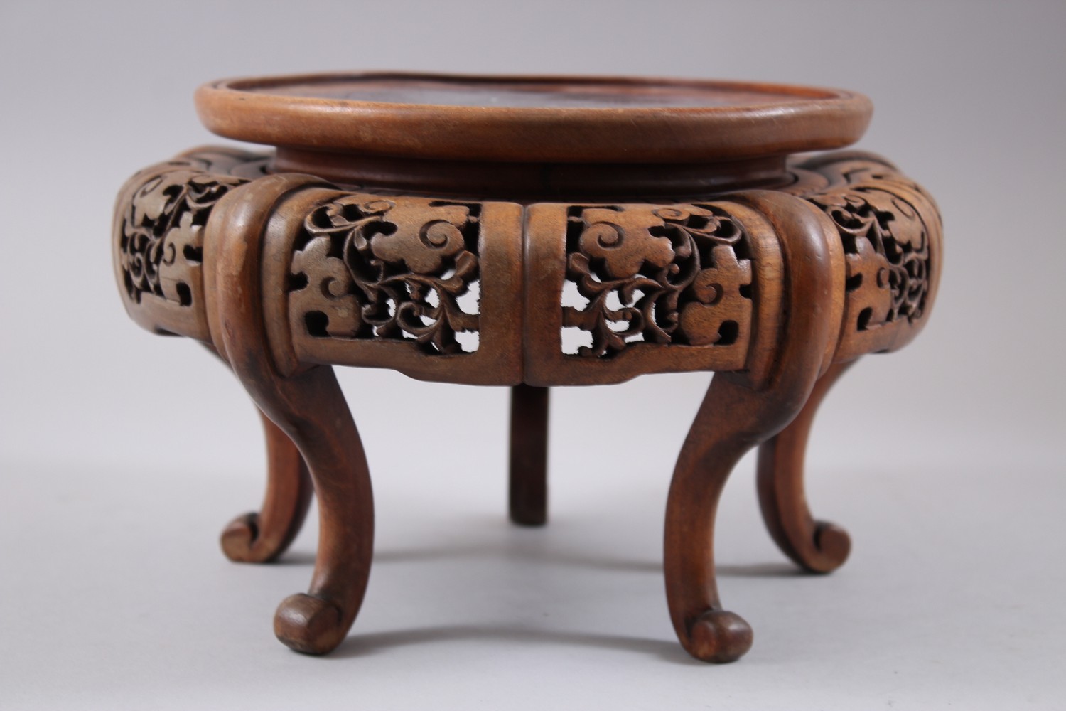 A GOOD 19TH CENTURY CHINESE HARDWOOD STAND, carved and pierced with floral aprons, 15.5cm high x - Image 3 of 3