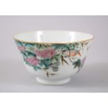 A 19TH / 20TH CENTURY REPUBLIC STYLE FAMILLE ROSE BOWL, decorated with scenes of floral display, the