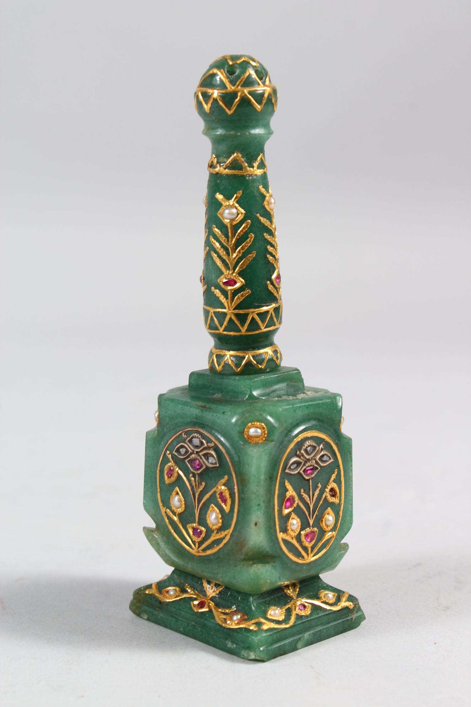 A SMALL LATE 19TH-EARLY 20TH CENTURY INDIAN JEWEL SET GOLD INLAID JADE PERFUME BOTTLE, 42cm high. - Image 2 of 6