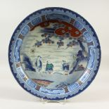 A LARGE JAPANESE MEIJI PERIOD IMARI PORCELAIN RIMMED DISH, decorated with scenes of figures