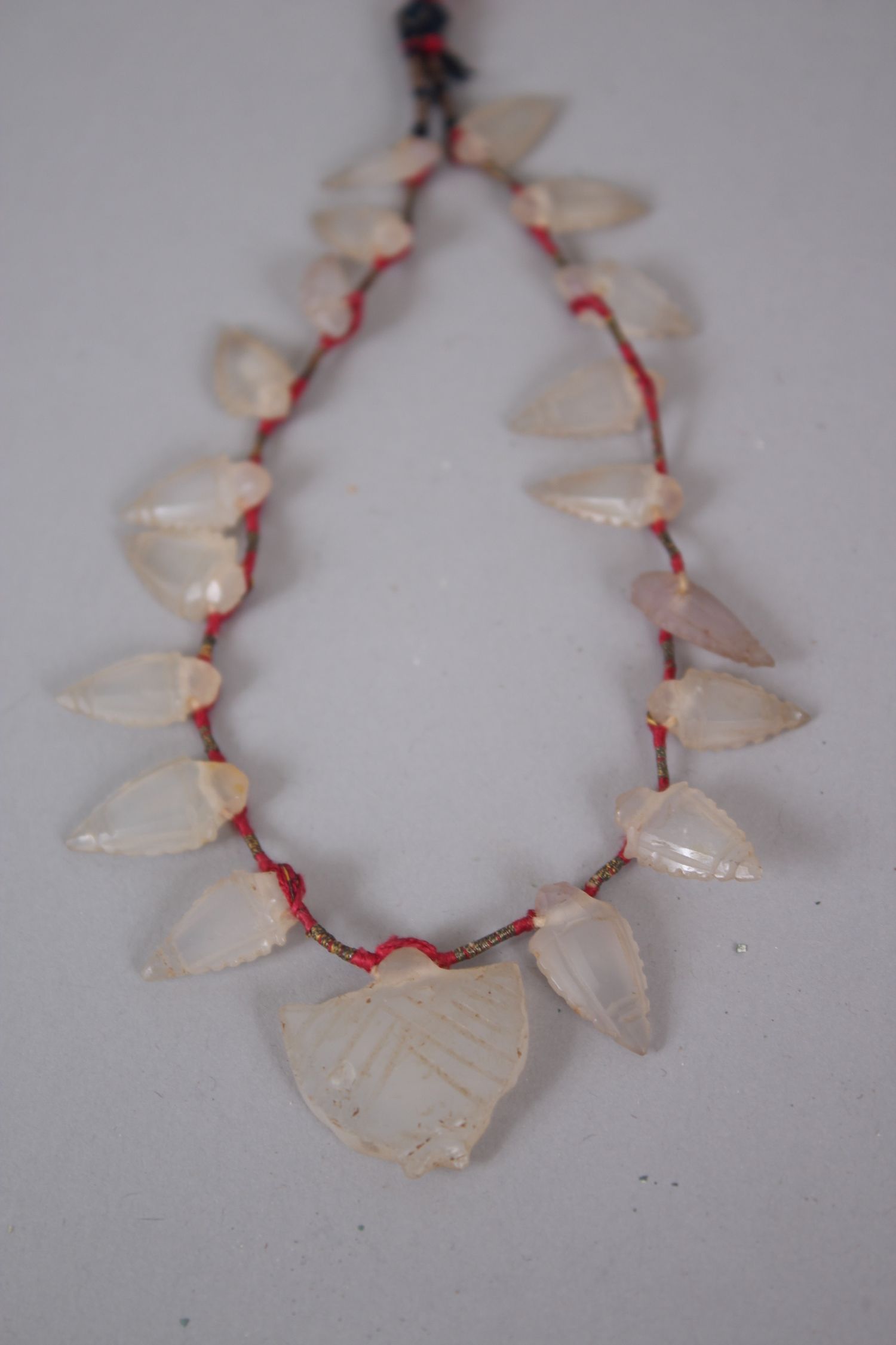 AN ISLAMIC CORNELIAN WHITE ARROW HEAD NECKLACE, 30cm long. - Image 2 of 2