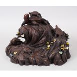 A GOOD JAPANESE LATE MEIJI PERIOD CARVED WOODEN OKIMONO GROUP - MINOGAME / TURTLES, the carving