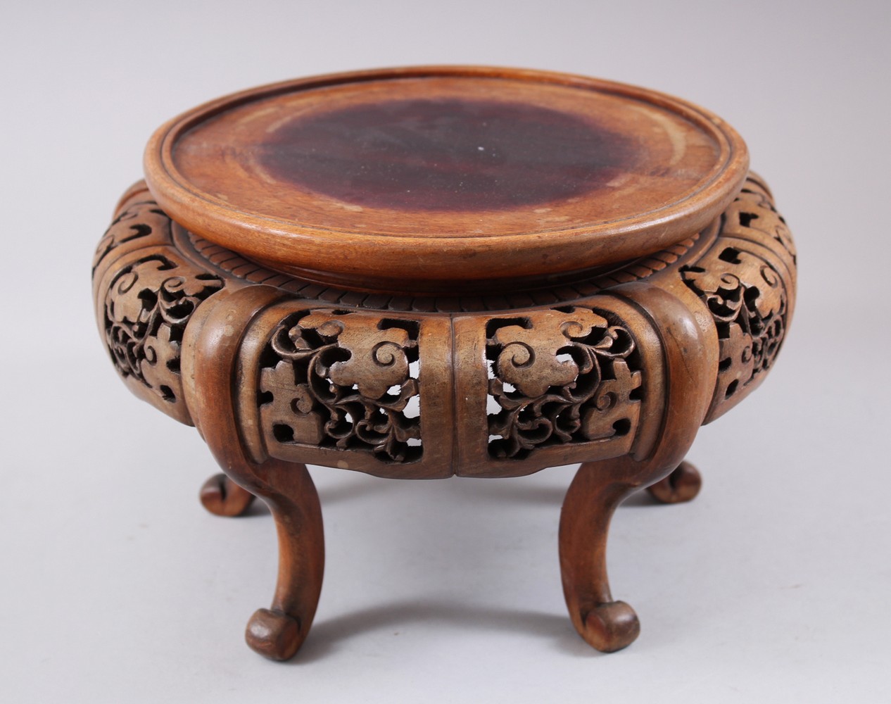 A GOOD 19TH CENTURY CHINESE HARDWOOD STAND, carved and pierced with floral aprons, 15.5cm high x