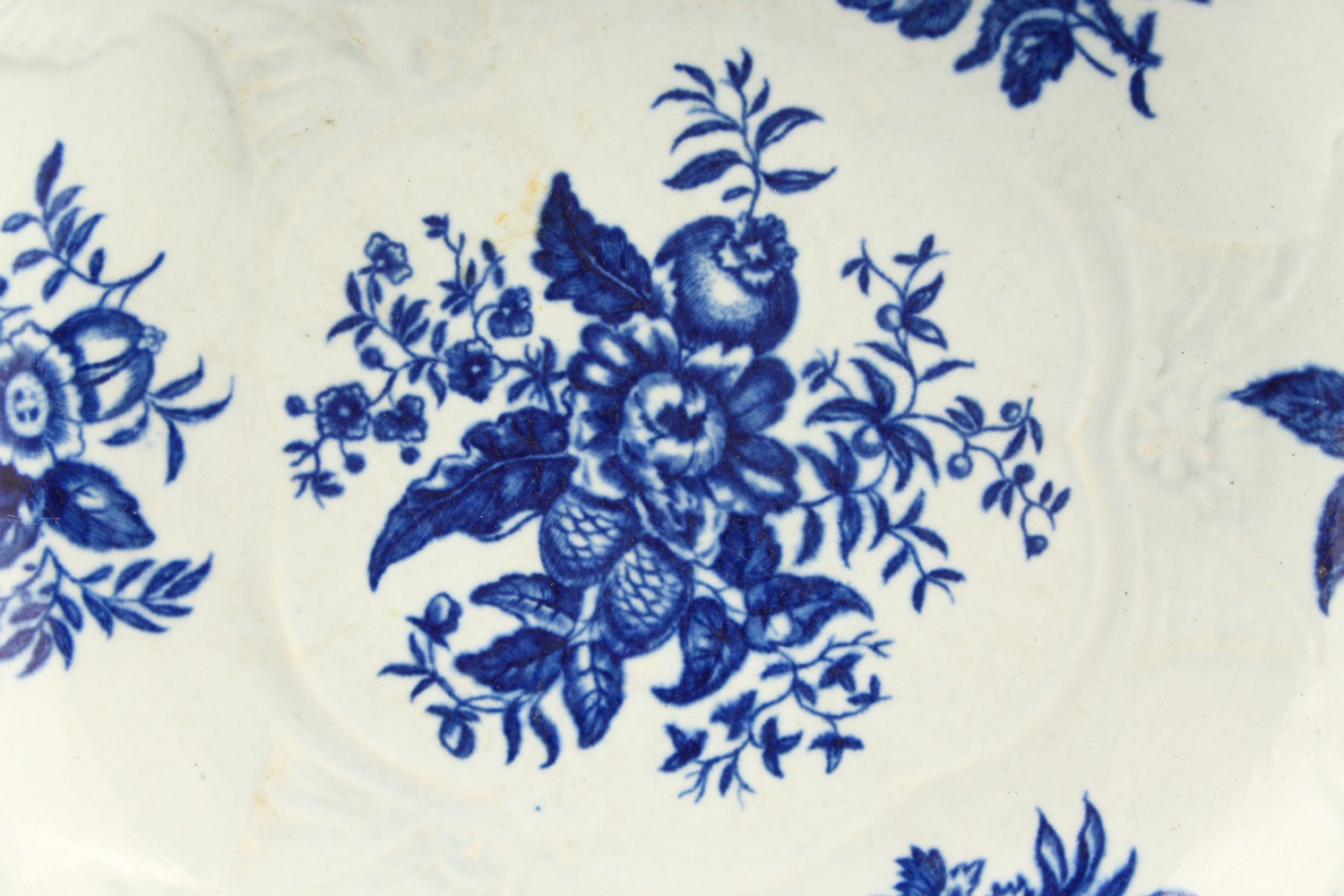 AN 18TH CENTURY WORCESTER BLUE AND WHITE JUNKET BOWL, painted with fruit and shells in relief. - Image 2 of 17