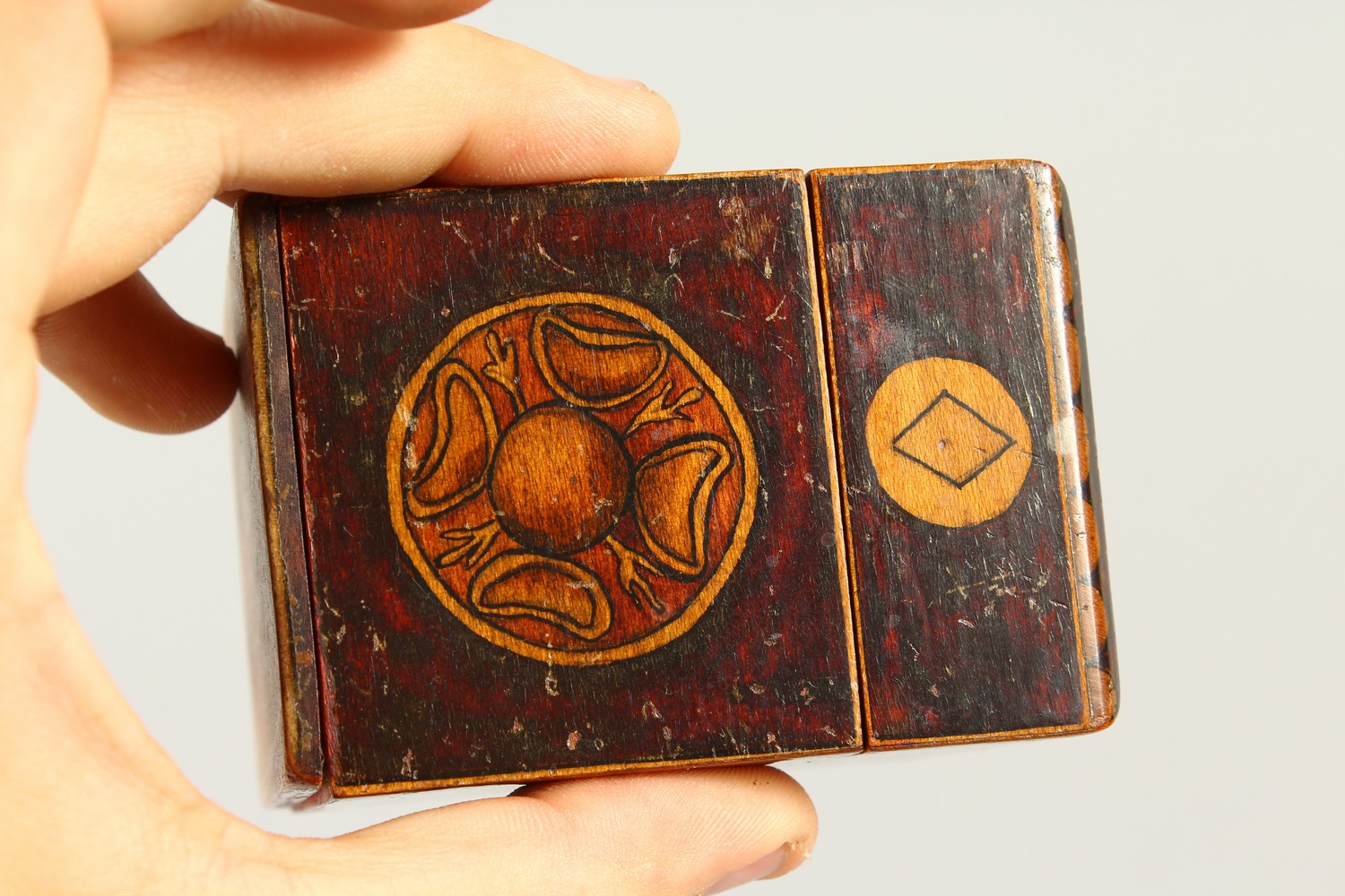 AN INLAID WOODEN SQUARE CARD BOX. - Image 3 of 8