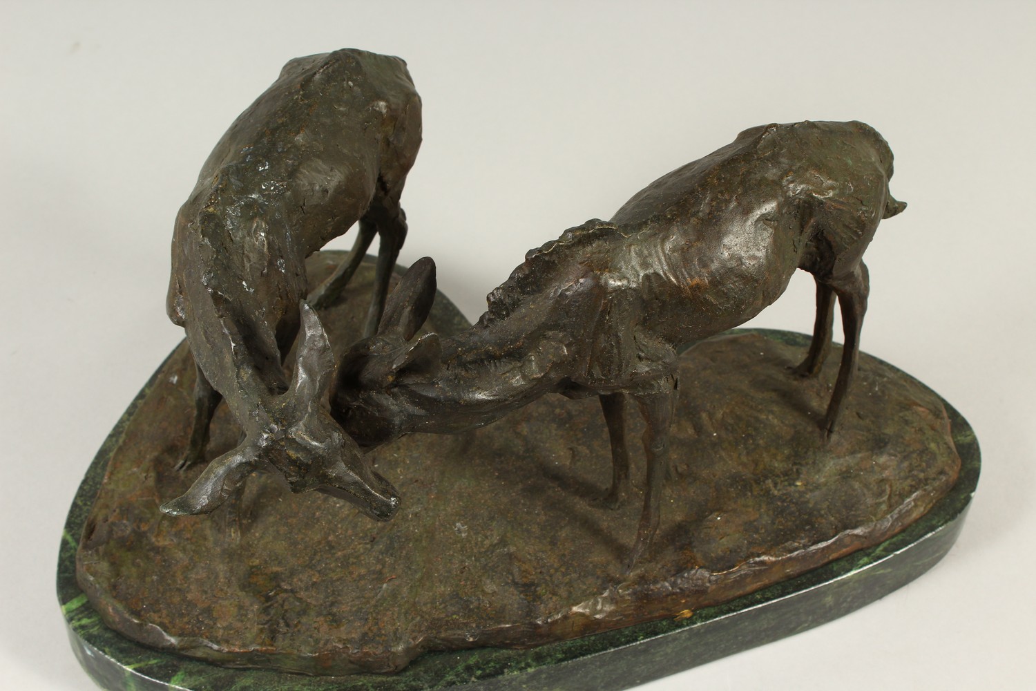 A NATURALISTIC CAST BRONZE GROUP OF TWO DEER, on a shaped marble base. 42cms wide. - Image 4 of 4