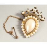 A SILVER AND PEARL OVAL PENDANT BROOCH.