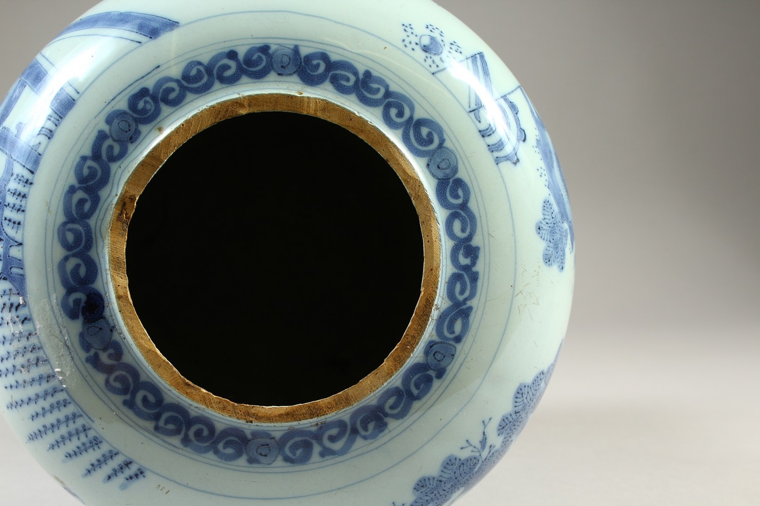 AN 18TH CENTURY DELFT WARE TIN GLAZE BALUSTER SHAPE VASE, decorated in the Chinese taste (faults). - Image 6 of 10