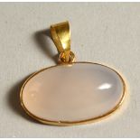 A SMALL 18CT GOLD MOONSTONE PENDANT.