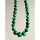 A GREEN STONE NECKLACE, PROBABLY MALACHITE