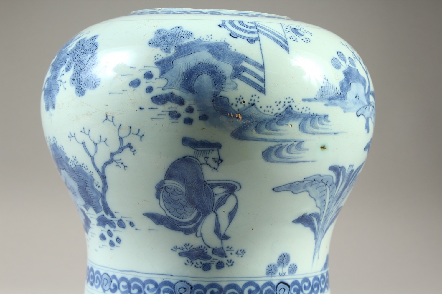 AN 18TH CENTURY DELFT WARE TIN GLAZE BALUSTER SHAPE VASE, decorated in the Chinese taste (faults). - Image 3 of 10