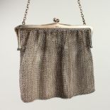 A SILVER CHAIN EVENING BAG. London 1903.