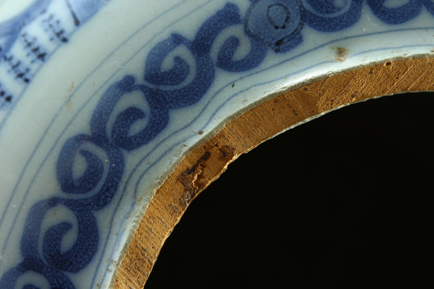 AN 18TH CENTURY DELFT WARE TIN GLAZE BALUSTER SHAPE VASE, decorated in the Chinese taste (faults). - Image 7 of 10