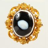 A VICTORIAN GOLD AND AGATE BROOCH.