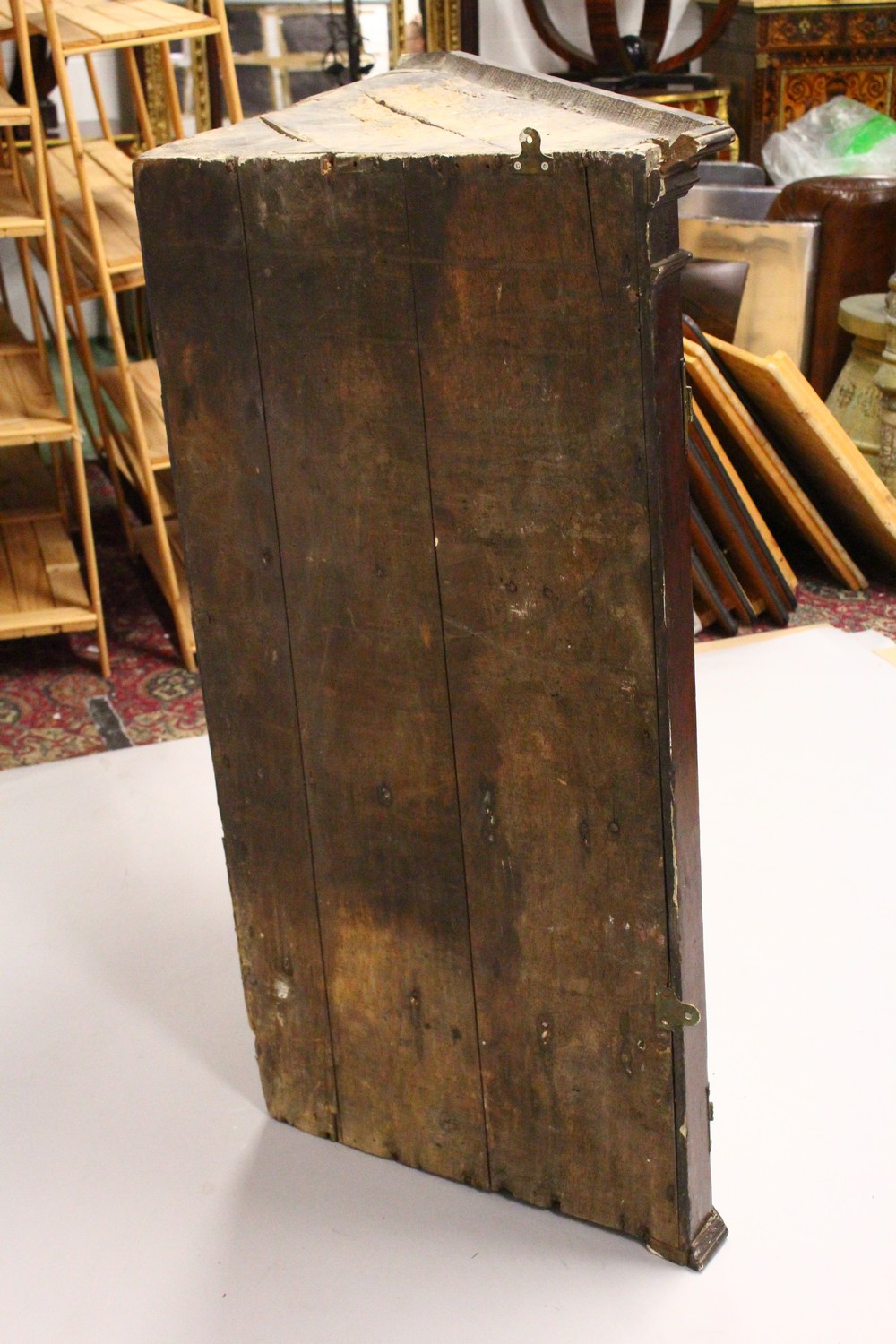 A 19TH CENTURY OAK HANGING CORNER CUPBOARD, with a pair of panelled doors enclosing three shelves. - Image 7 of 8