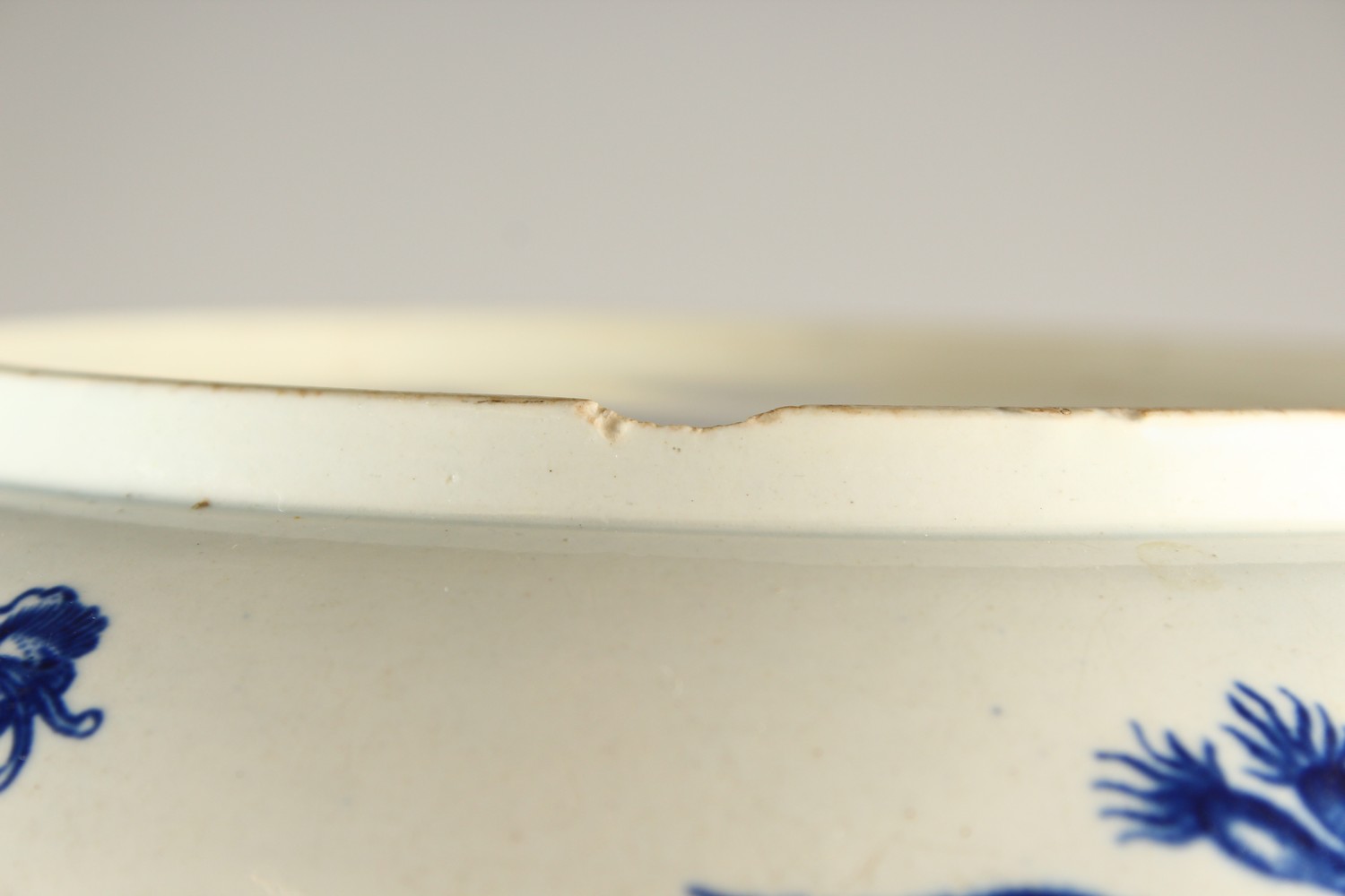 AN 18TH CENTURY WORCESTER BLUE AND WHITE JUNKET BOWL, painted with fruit and shells in relief. - Image 16 of 17