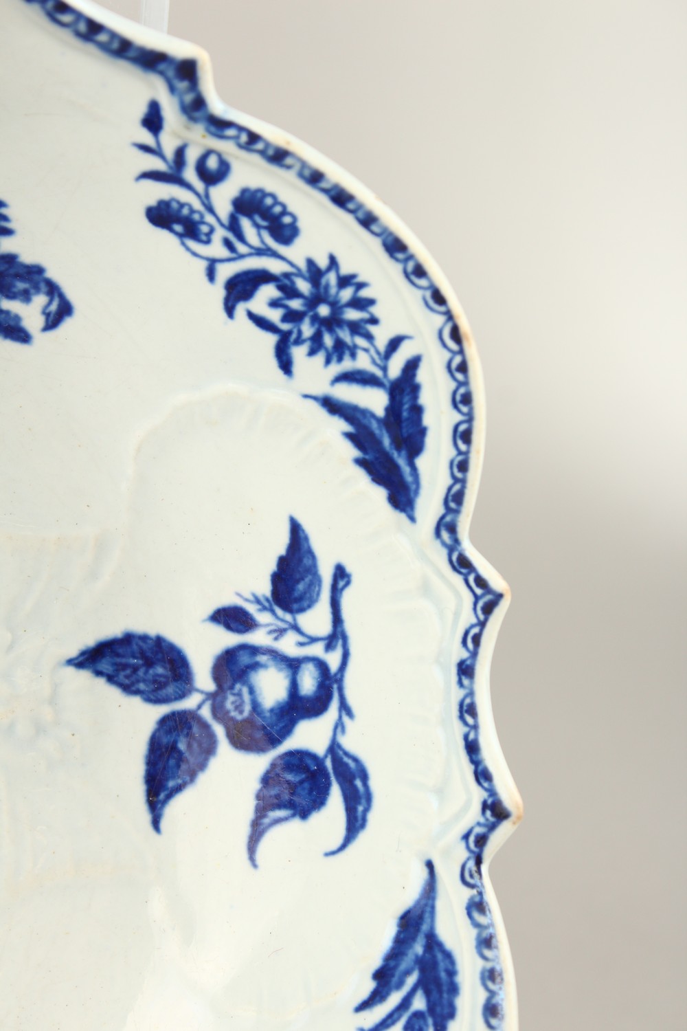 AN 18TH CENTURY WORCESTER BLUE AND WHITE JUNKET BOWL, painted with fruit and shells in relief. - Image 5 of 17