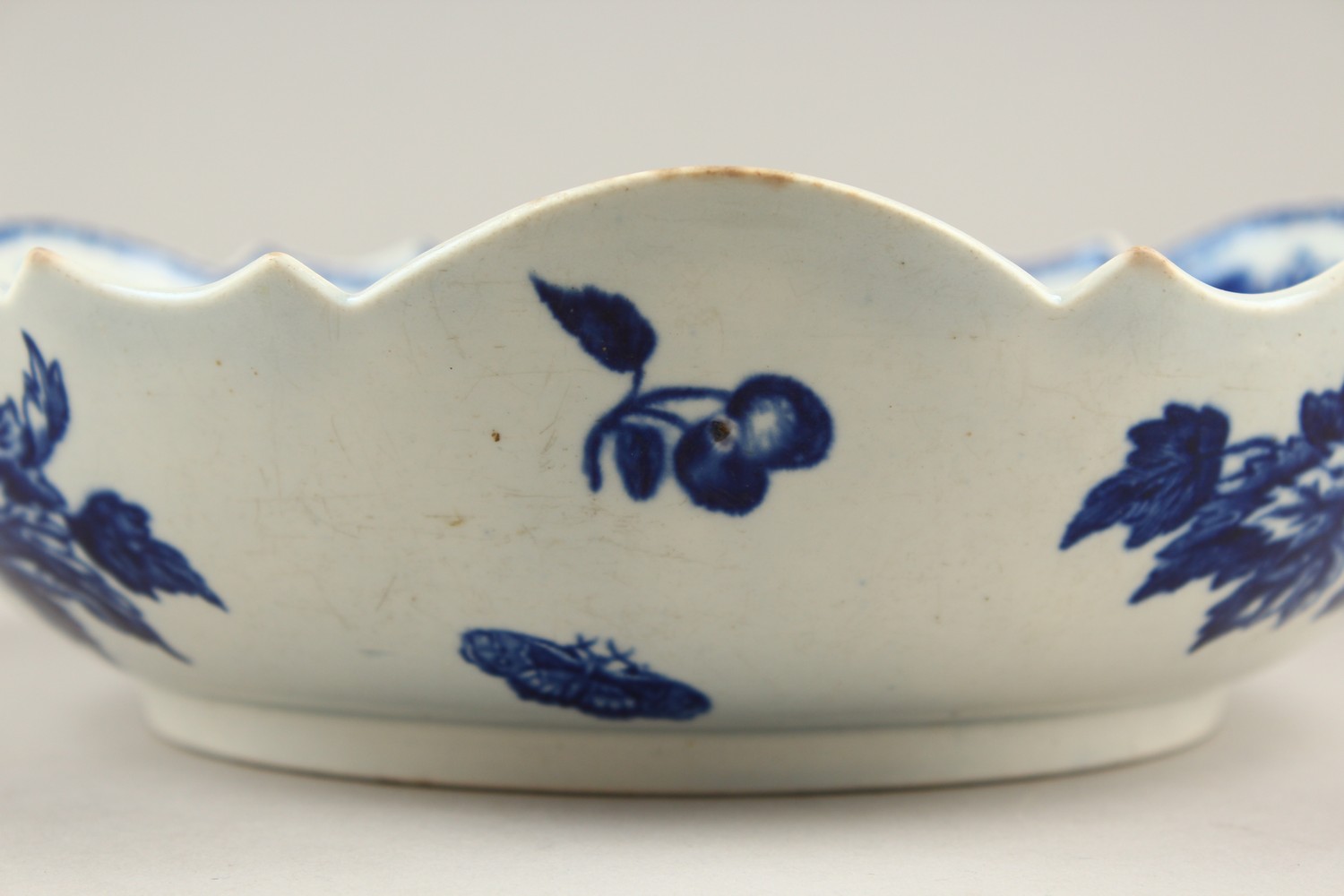 AN 18TH CENTURY WORCESTER BLUE AND WHITE JUNKET BOWL, painted with fruit and shells in relief. - Image 10 of 17