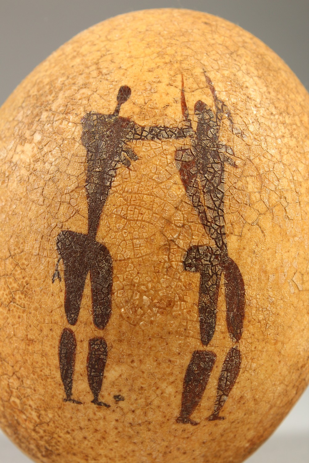 AN EMU EGG, naively painted with hunting figures. 14cms high. - Image 2 of 7