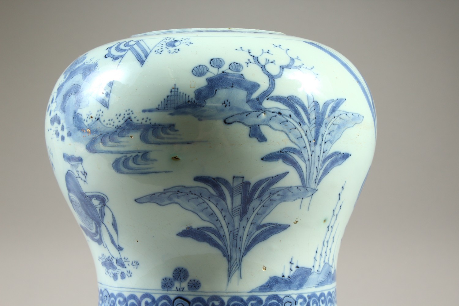 AN 18TH CENTURY DELFT WARE TIN GLAZE BALUSTER SHAPE VASE, decorated in the Chinese taste (faults). - Image 4 of 10