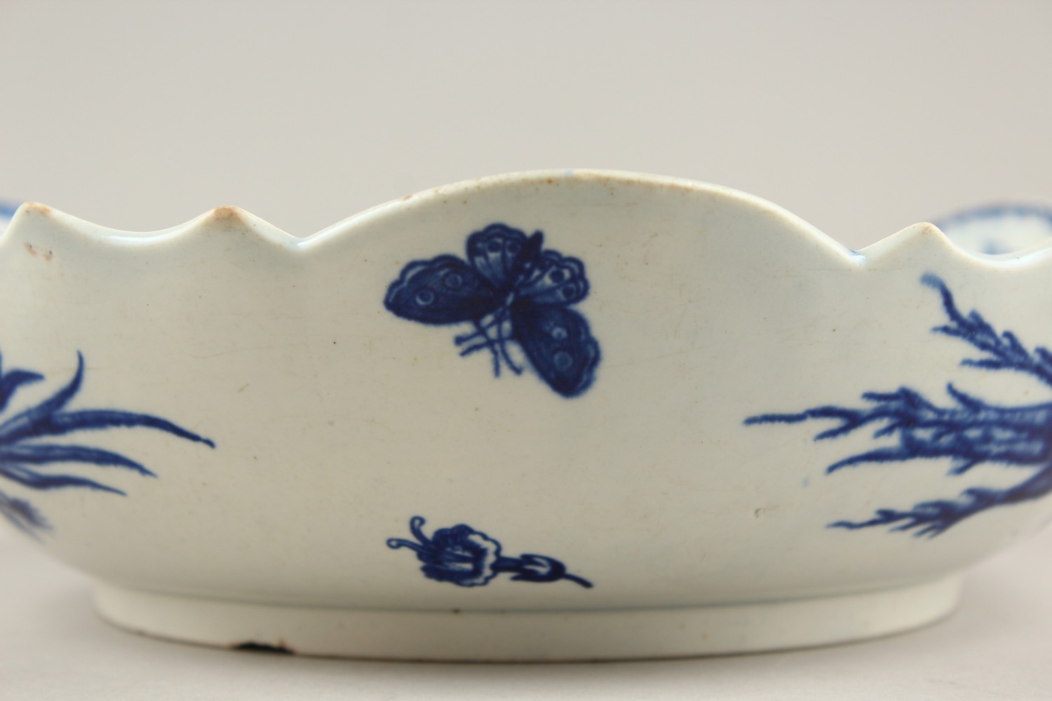 AN 18TH CENTURY WORCESTER BLUE AND WHITE JUNKET BOWL, painted with fruit and shells in relief. - Image 8 of 17