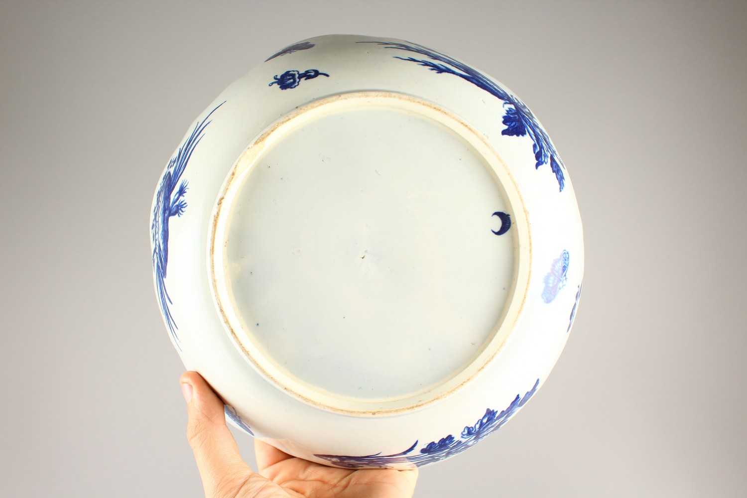 AN 18TH CENTURY WORCESTER BLUE AND WHITE JUNKET BOWL, painted with fruit and shells in relief. - Image 13 of 17