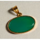 A SMALL 18CT GOLD AND JADE PENDANT.