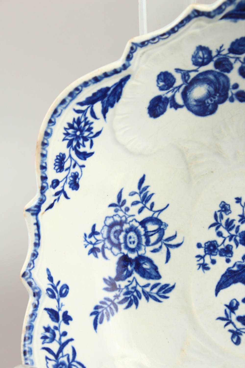 AN 18TH CENTURY WORCESTER BLUE AND WHITE JUNKET BOWL, painted with fruit and shells in relief. - Image 3 of 17