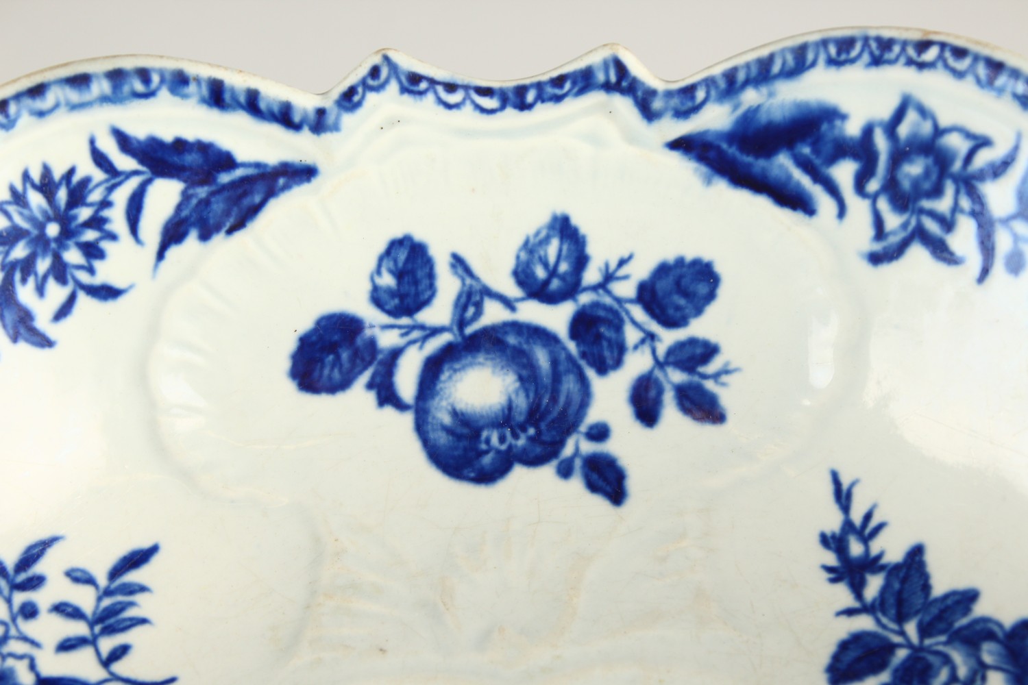 AN 18TH CENTURY WORCESTER BLUE AND WHITE JUNKET BOWL, painted with fruit and shells in relief. - Image 17 of 17