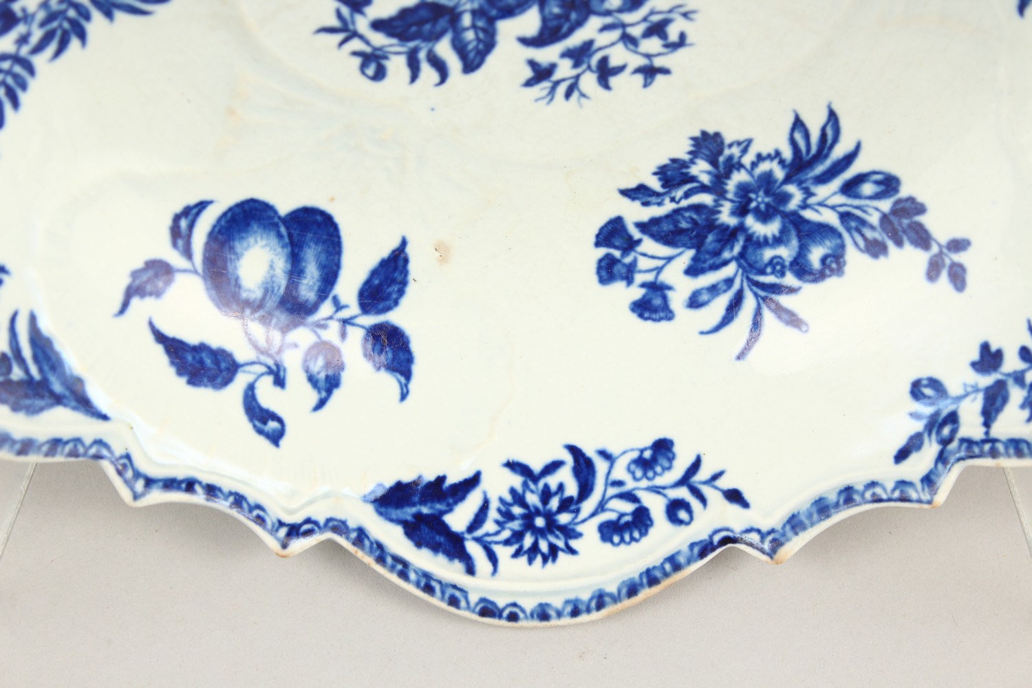 AN 18TH CENTURY WORCESTER BLUE AND WHITE JUNKET BOWL, painted with fruit and shells in relief. - Image 4 of 17