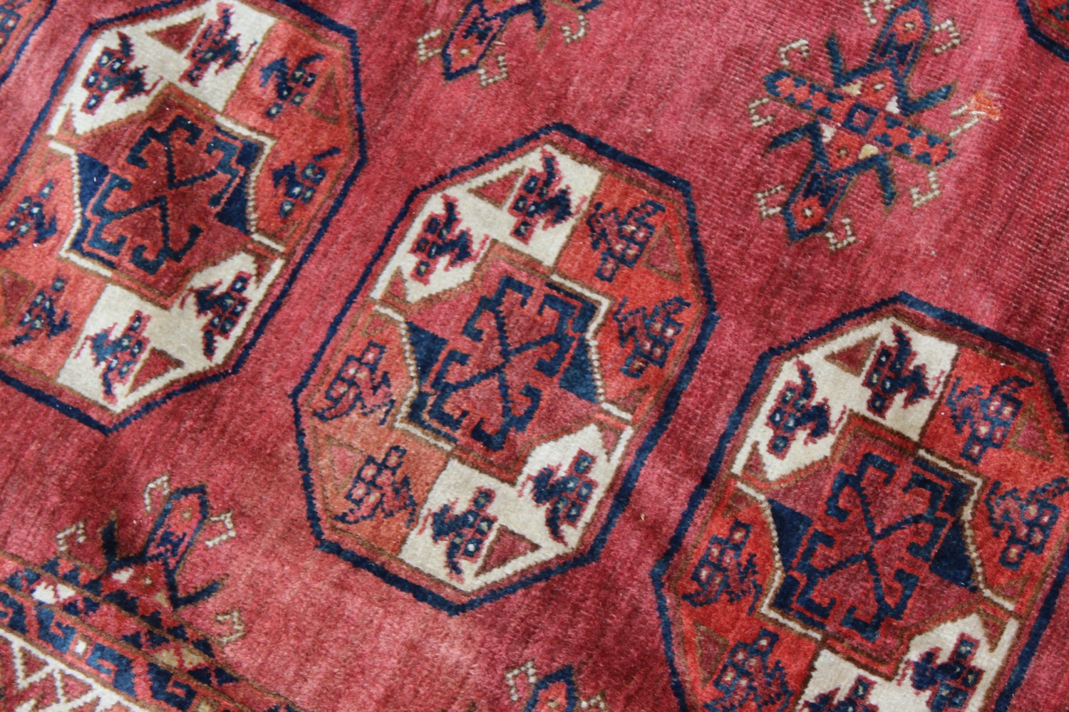 A LARGE TEKKE BOKHARA RUG, rust ground with four rows of eleven gulls, and broad end fringe. 135cm x - Image 2 of 10