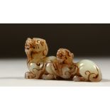 A CARVED JADE DOG OF FO BRUSH STAND. 8cms wide.